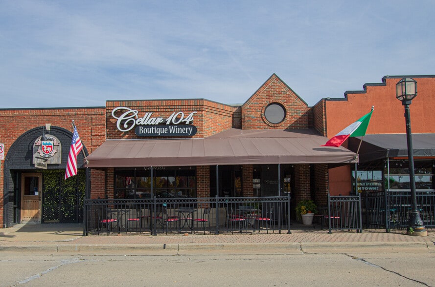 More Photos Of 104 Macomb Pl, Mount Clemens Restaurant For Sale