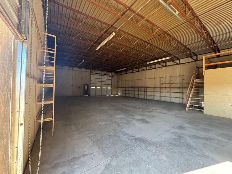 More Photos Of 1709 N Airport Rd, Weatherford Warehouse For Sale