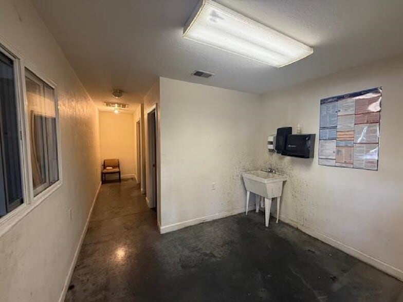 More Photos Of 1107 Reynolds Ave, Greenwood Industrial For Sale
