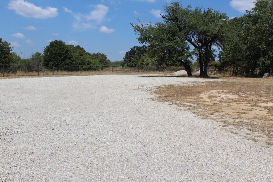 More Photos Of 1808 Barnett Dr, Weatherford Warehouse For Lease