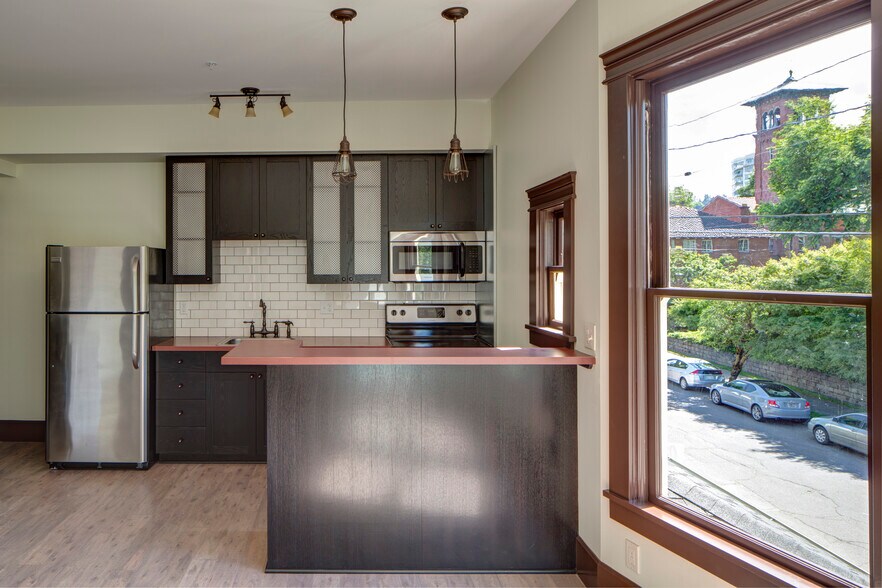 More Photos Of 1634 NW Everett St, Portland Apartments For Sale