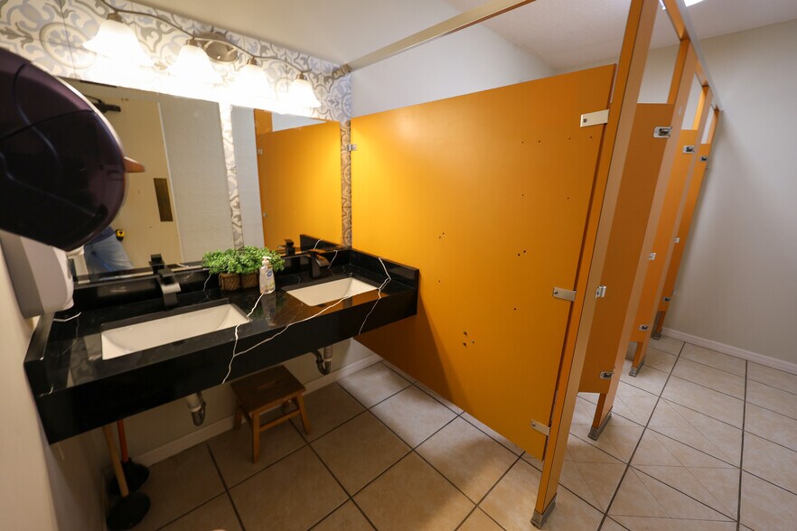 More Photos Of 3005 S Tuttle Ave, Sarasota Religious Facility For Sale