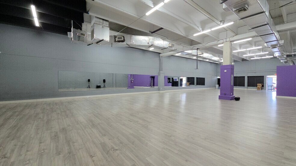 More Photos Of 4874 NW 167th St, Miami Lakes General Retail For Lease