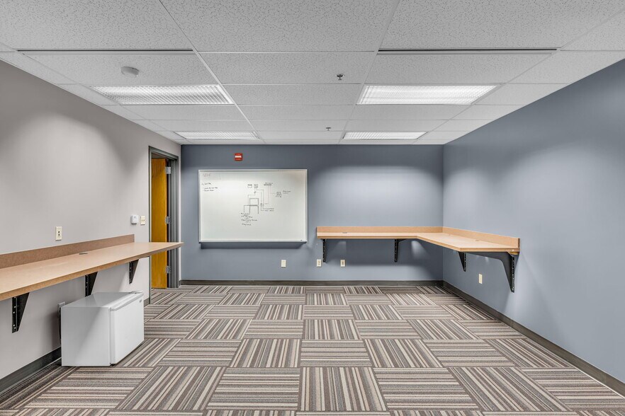 More Photos Of 400 SE Jefferson St, Topeka Flex For Sale