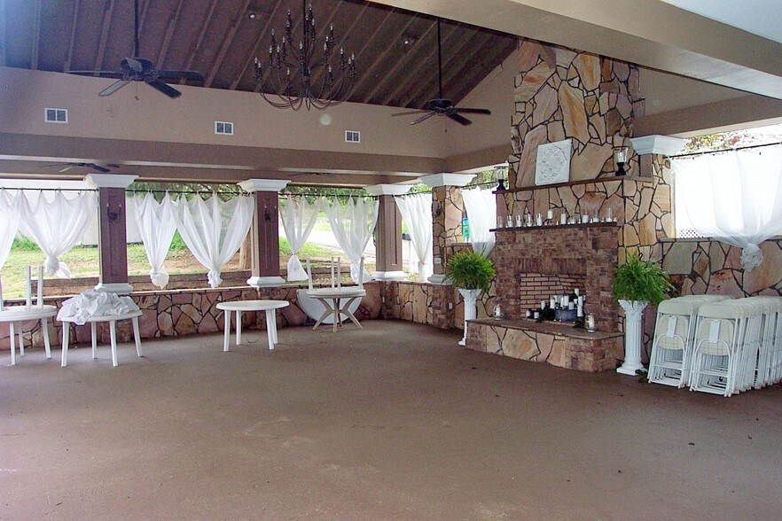 More Photos Of 27 Sycamore St, Jefferson Specialty For Lease