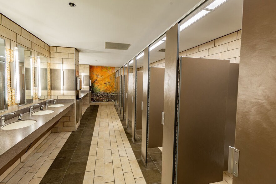 More Photos Of 2500 N Memorial Blvd, Murfreesboro Office For Sale