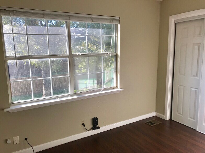 More Photos Of 210 Austin St, Grapevine Apartments For Sale