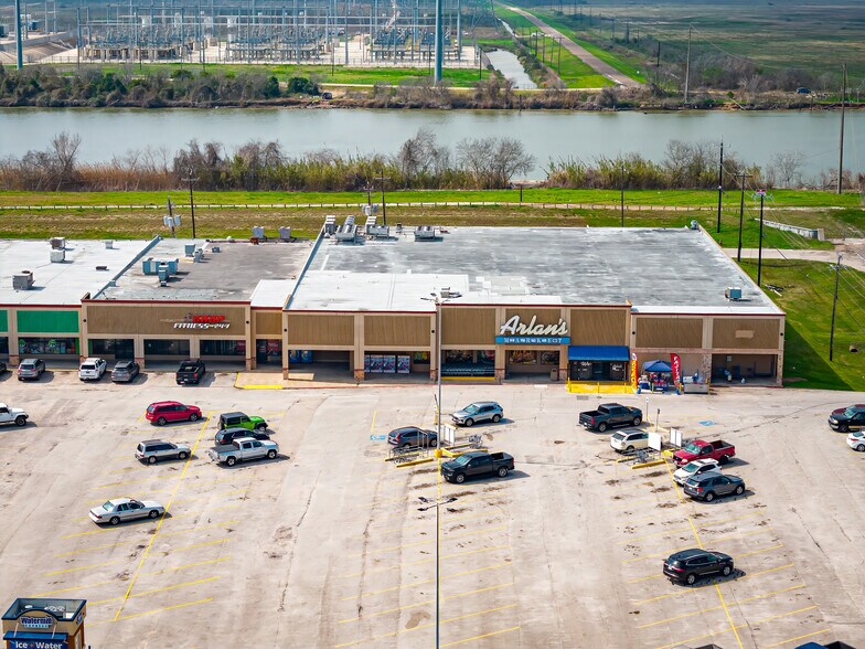 More Photos Of 301-327 S Brazosport Blvd, Freeport Storefront For Lease