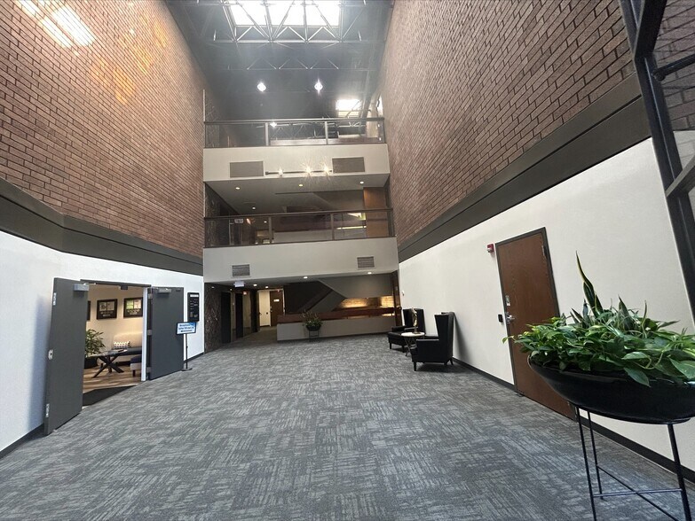 More Photos Of 12140 Woodcrest Exec Dr, Creve Coeur Office For Lease