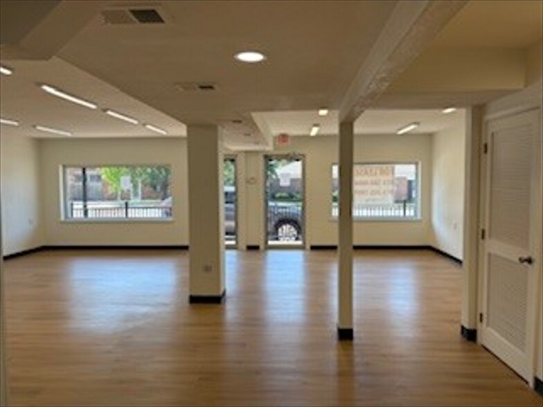 More Photos Of 11216 Johnson Dr, Shawnee Storefront Retail Office For Lease
