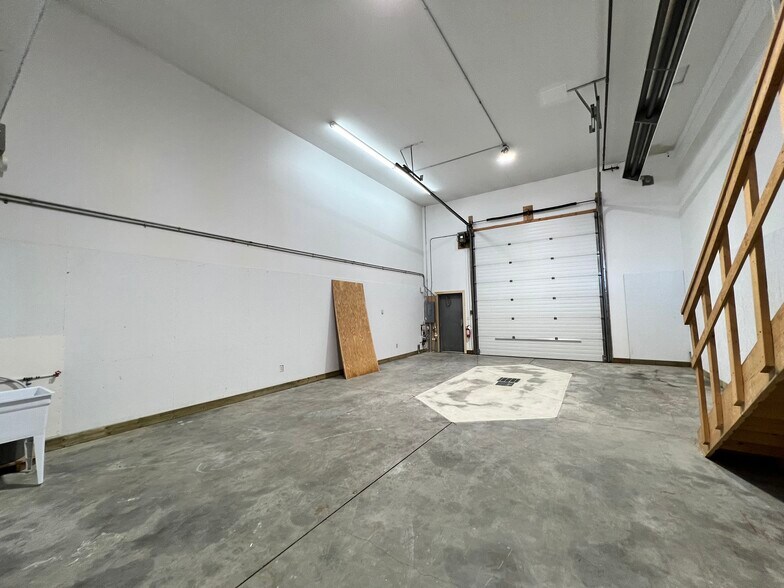 More Photos Of 7471 Edgar Industrial Bend, Red Deer Light Distribution For Sale