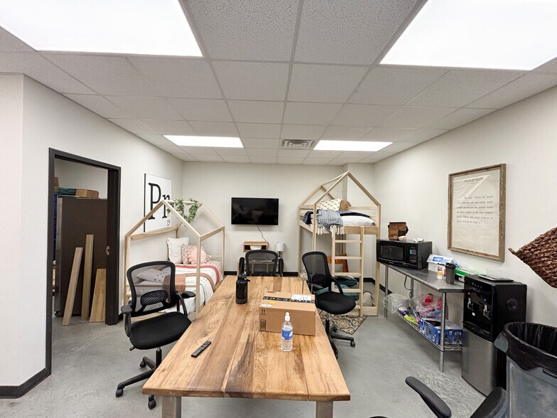 More Photos Of 4173 N 20th St, Ozark Warehouse For Lease