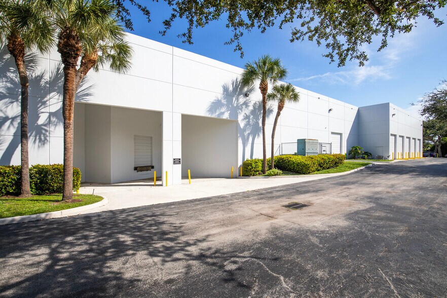 More Photos Of 6400 Park Of Commerce Blvd, Boca Raton Light Distribution For Lease