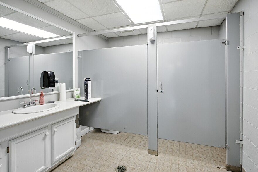 More Photos Of 4800 Joslyn Rd, Lake Orion Light Manufacturing For Sale