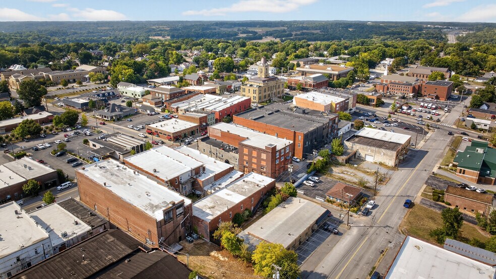 More Photos Of 109 7th Ave E, Springfield Flex For Sale