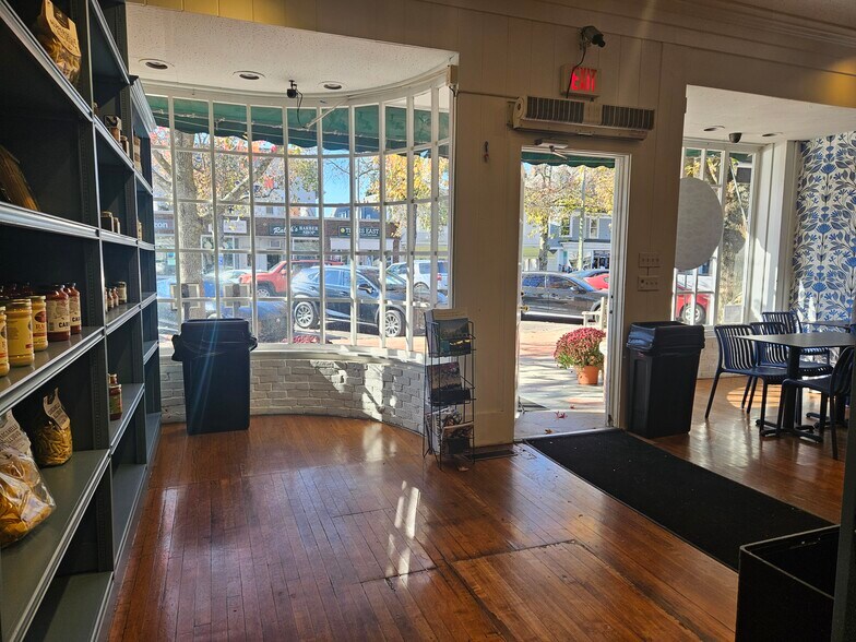 More Photos Of 70 Main St, Southampton Restaurant For Sale