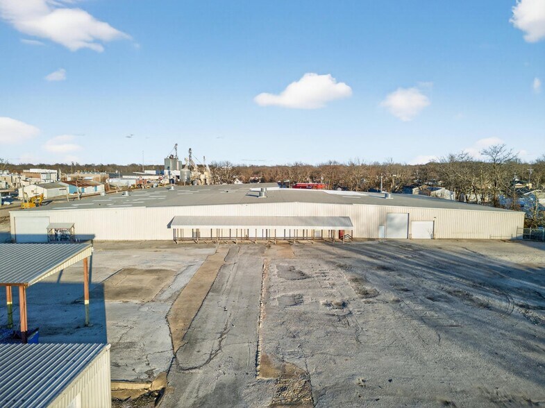 More Photos Of 102 W Front St, Mountain Grove Warehouse For Sale