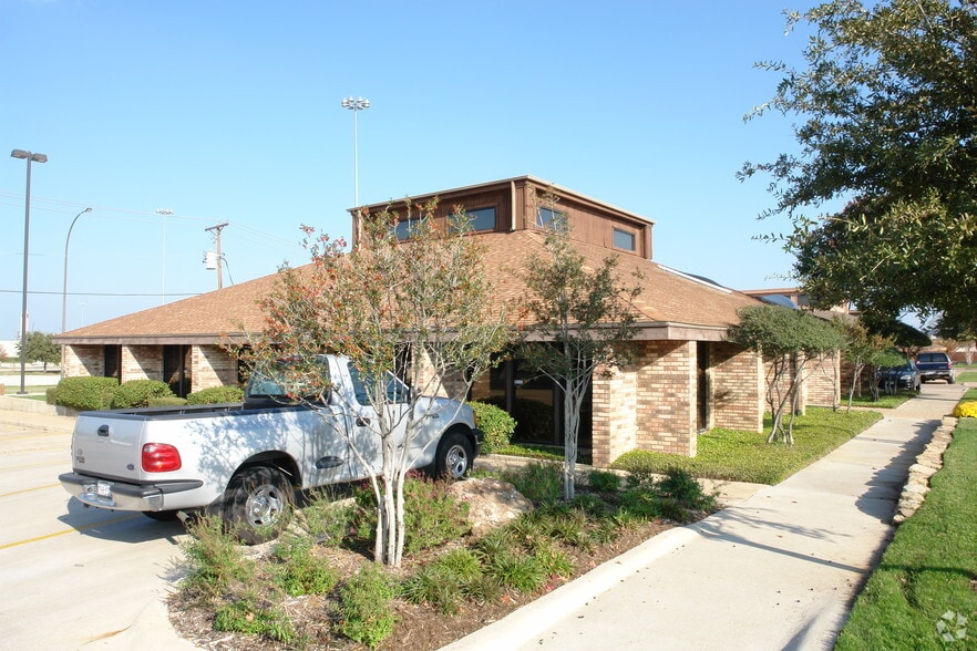 More Photos Of 1903 Stadium Oaks Ct, Arlington Office For Lease