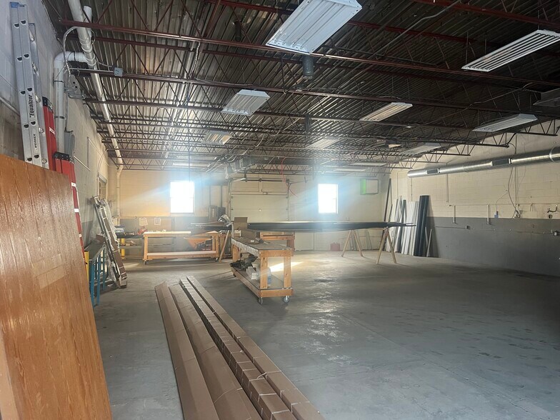 More Photos Of 2211 E 44th St, Indianapolis Flex For Lease