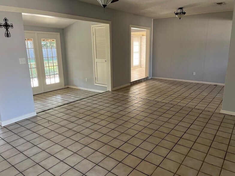 More Photos Of 1007 Meyer St, Sealy Multifamily For Sale