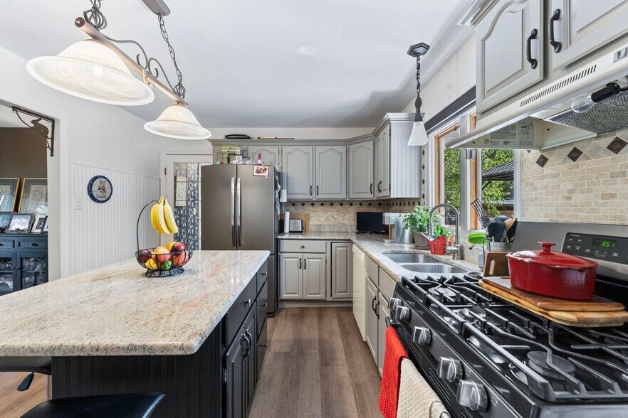 More Photos Of 4403 S Roberts Rd, Island Lake Veterinarian Kennel For Sale