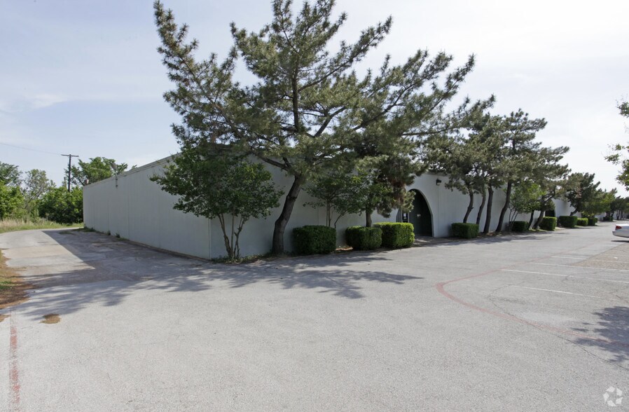 More Photos Of 1507 Central Park Dr, Hurst Warehouse For Lease