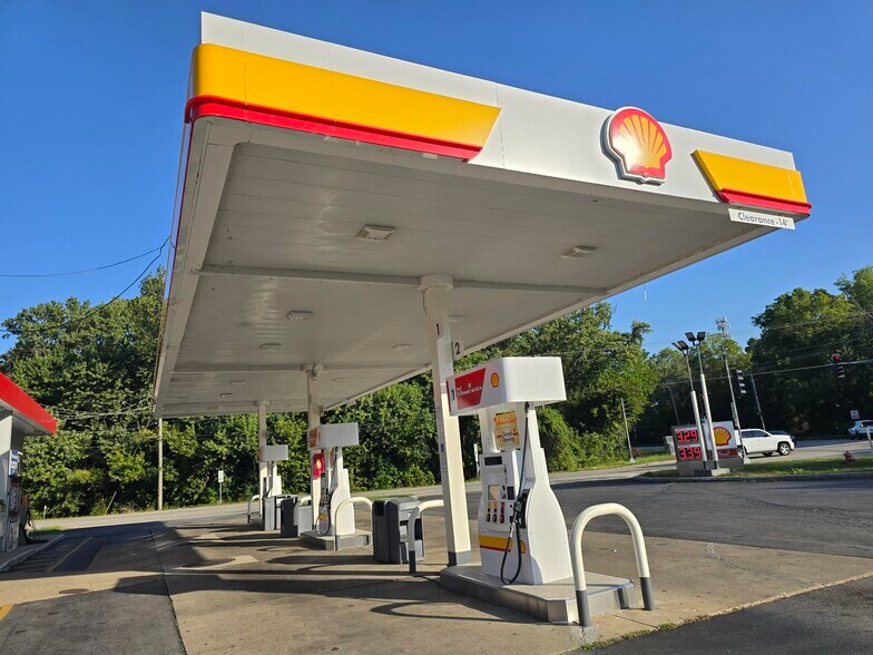 More Photos Of 37740 N Sheridan Rd, Beach Park Service Station For Sale