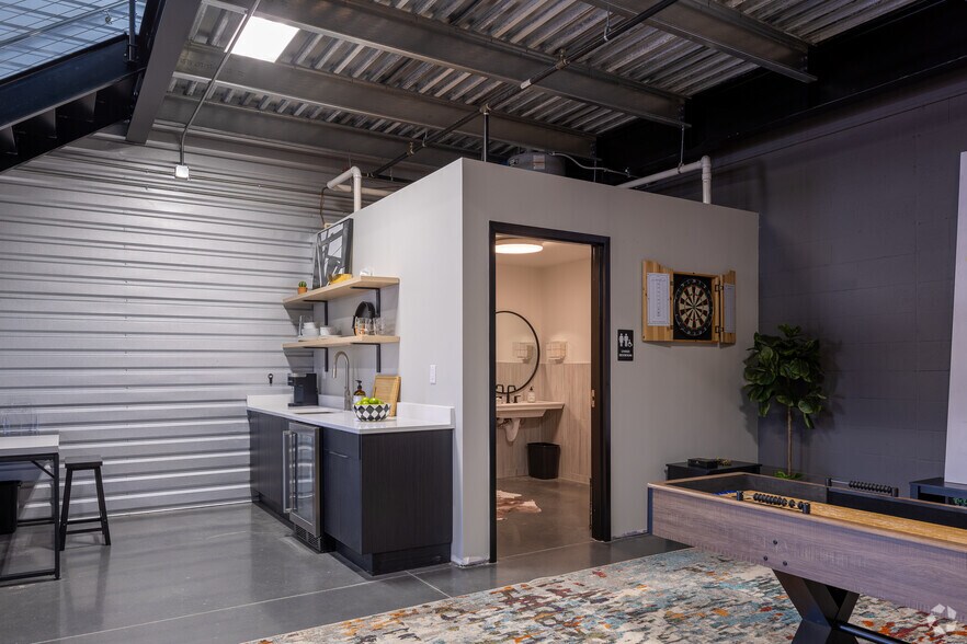 More Photos Of 5705-5765 Stables Way, Alpharetta Showroom For Lease