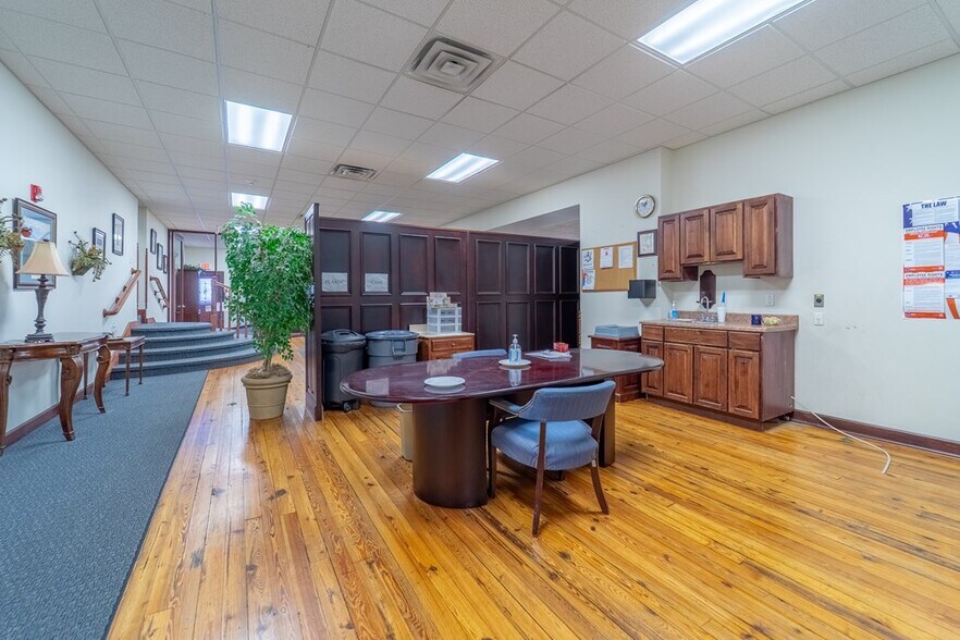 More Photos Of 9 Stewart St, Franklin Office For Sale