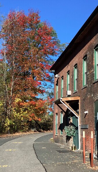 More Photos Of 296 Nonotuck St, Northampton Warehouse For Lease