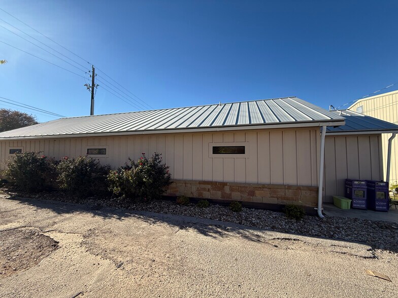 More Photos Of 905 3rd St, Marble Falls Storefront Retail Office For Sale