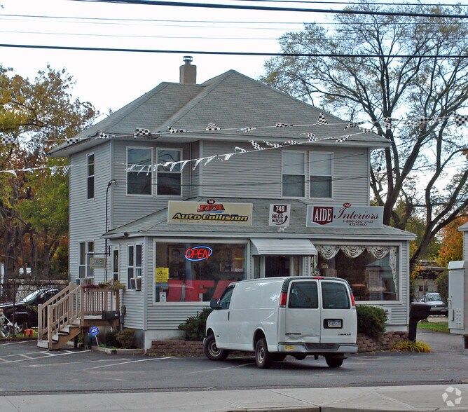 More Photos Of 744-748 Montauk Hwy, Bayport Storefront Retail Residential For Lease