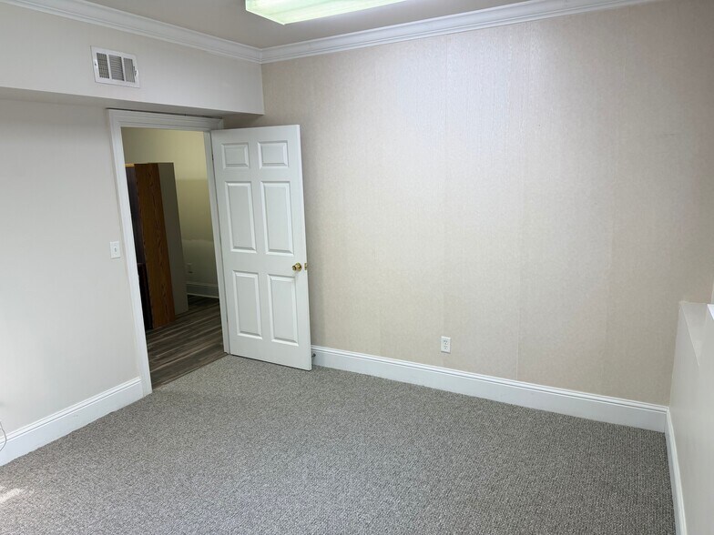 More Photos Of 327 Dahlonega St, Cumming Office For Lease