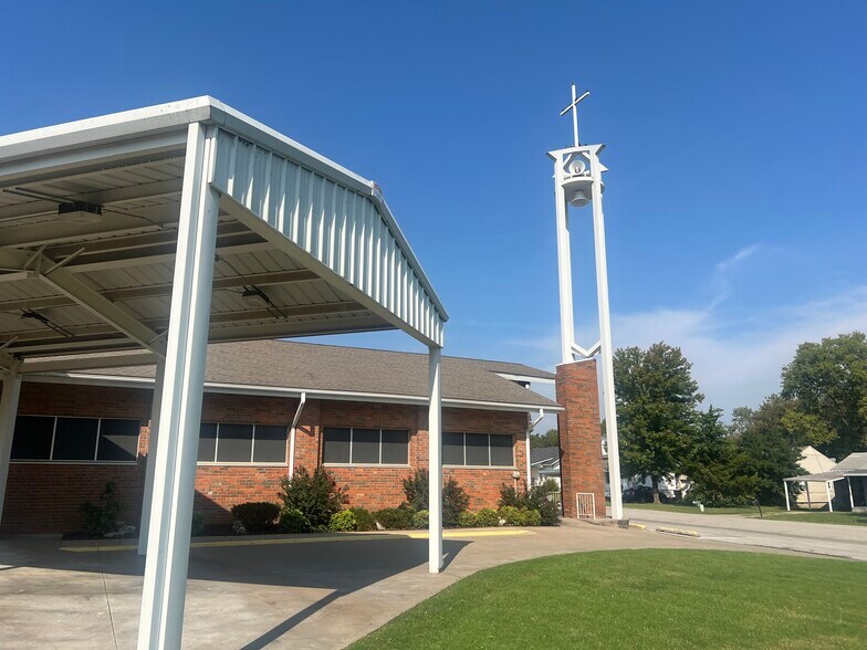More Photos Of 1209 W Oak St, Collinsville Religious Facility For Sale