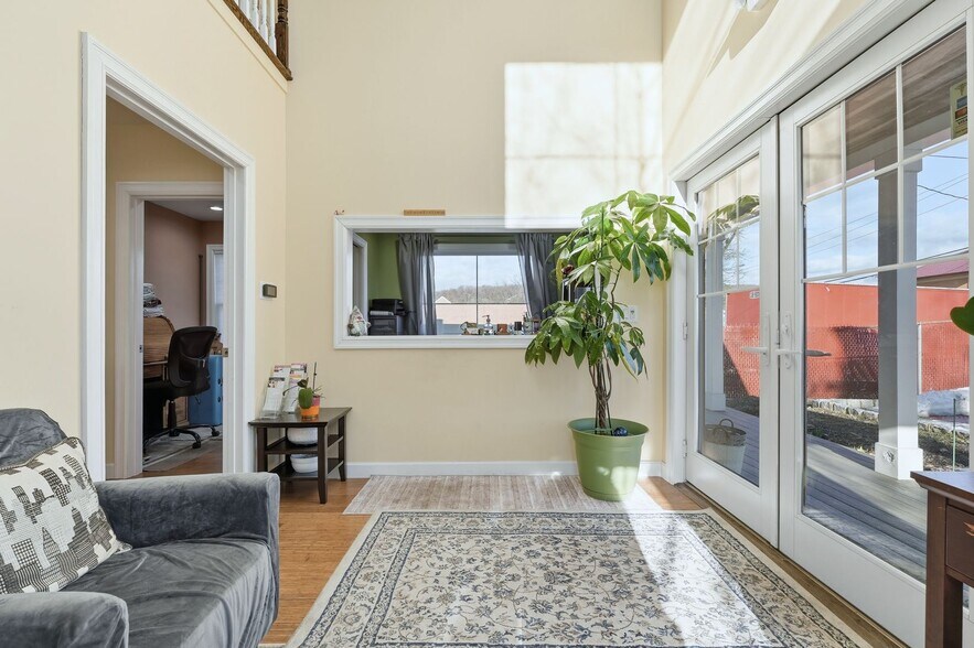 More Photos Of 2932 Vauxhall Rd, Vauxhall Office For Sale