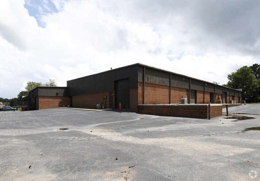 More Photos Of 500-501 Uwharrie Ct, Raleigh Showroom For Lease