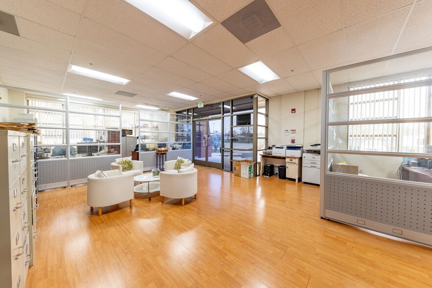 More Photos Of 19827 Hamilton Ave, Torrance Warehouse For Lease