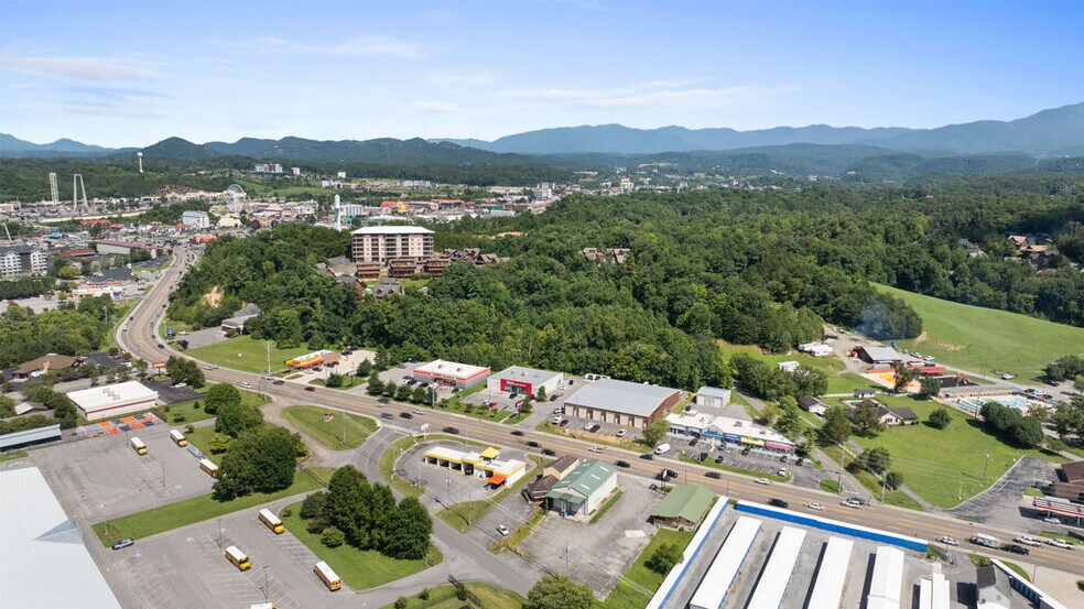More Photos Of 320 Wears Valley Rd, Pigeon Forge Loft Creative Space For Sale