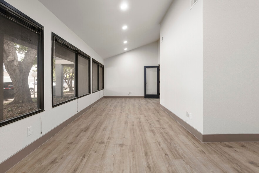 More Photos Of 4734 Benbrook Blvd, Benbrook Unknown For Lease