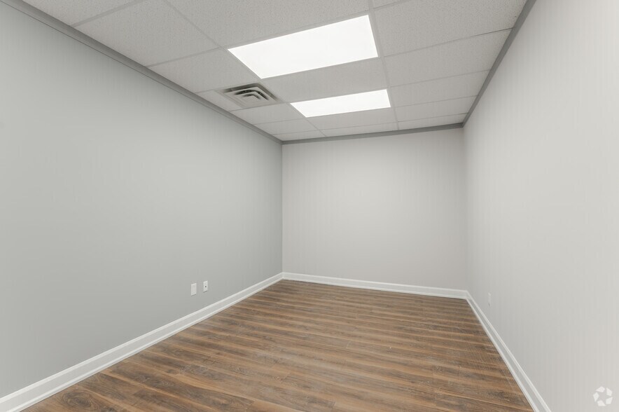 More Photos Of 700 Dorval Dr, Oakville Unknown For Lease
