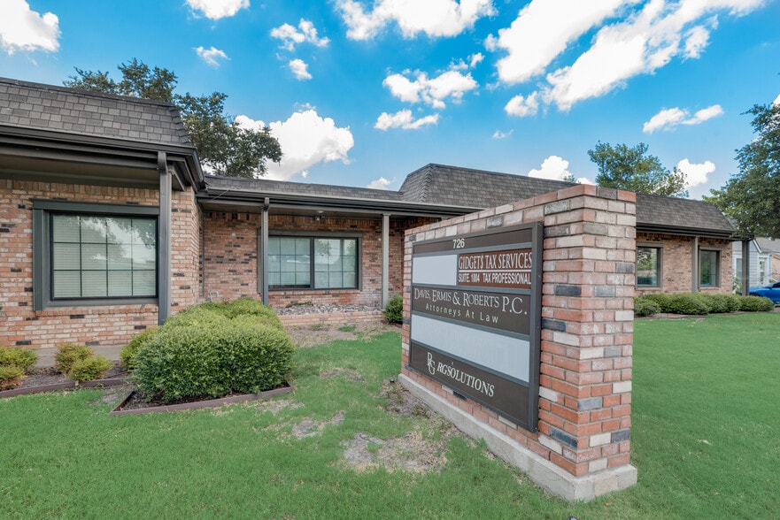 More Photos Of 726 Dalworth St, Grand Prairie Office For Sale