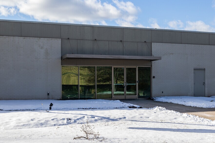 More Photos Of 200 Connecticut Dr, Burlington Warehouse For Lease