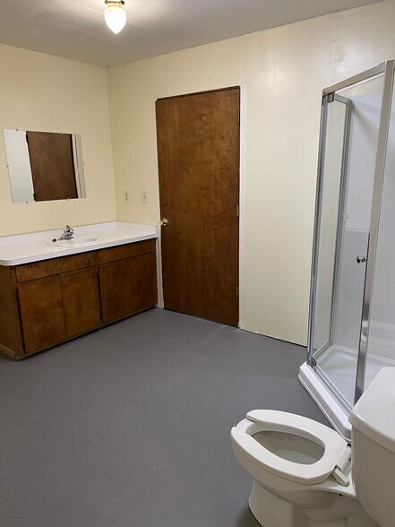 More Photos Of 48017 Highway 58, Oakridge Storefront For Sale