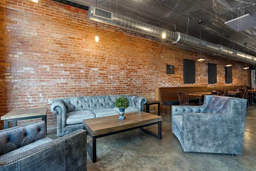 More Photos Of 451 S Thompson Ave, Excelsior Springs Bar For Sale