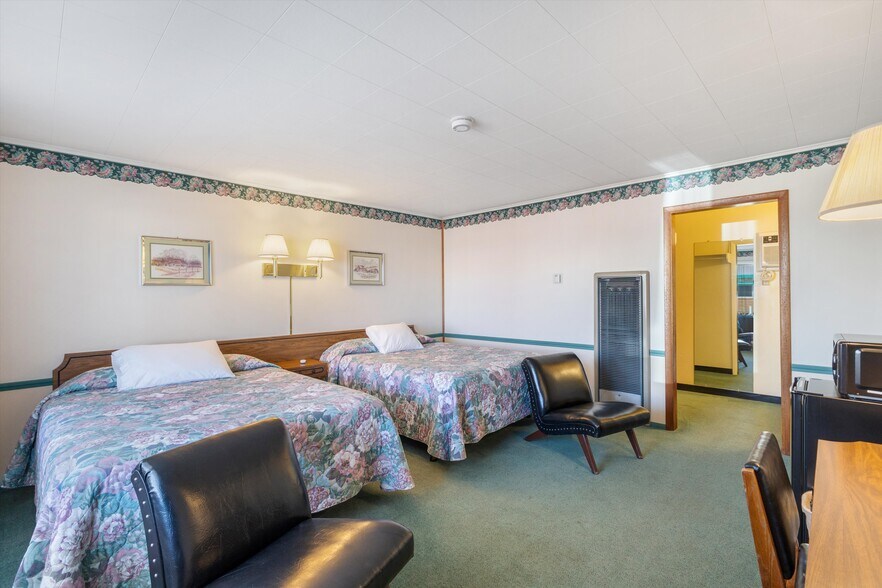 More Photos Of 1354 S 2nd St, Raton Hotel For Sale