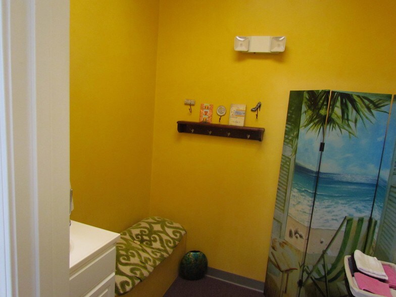 More Photos Of 1074 Pedigo Way, Bowling Green Storefront Retail Office For Lease