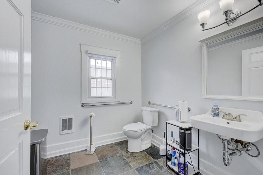 More Photos Of 2520 Rochester Rd, Royal Oak Office For Lease