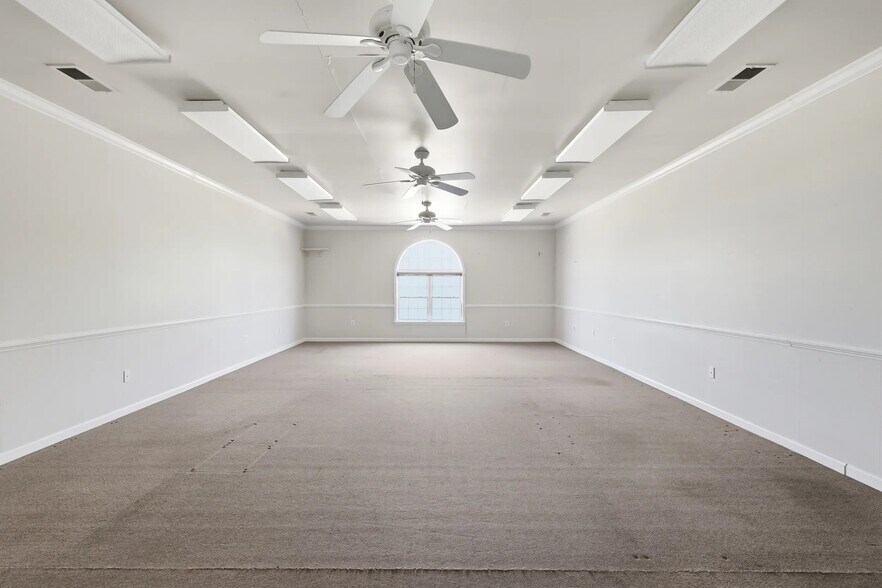 More Photos Of 4 N Berlin Pike, Lovettsville Light Distribution For Lease