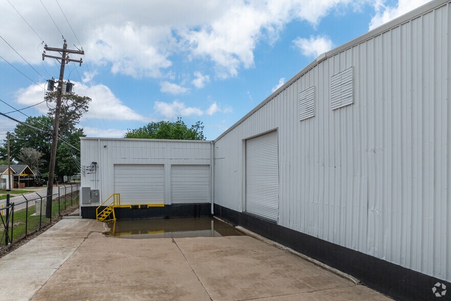 More Photos Of 14236 Gainesville St, Houston Warehouse For Lease