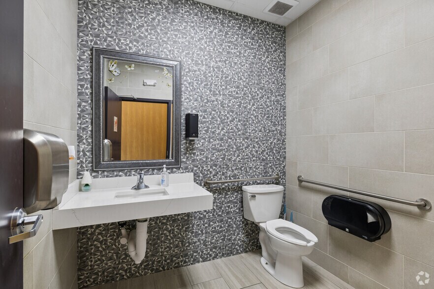 More Photos Of 715 W 4th St, Adel Service Station For Sale